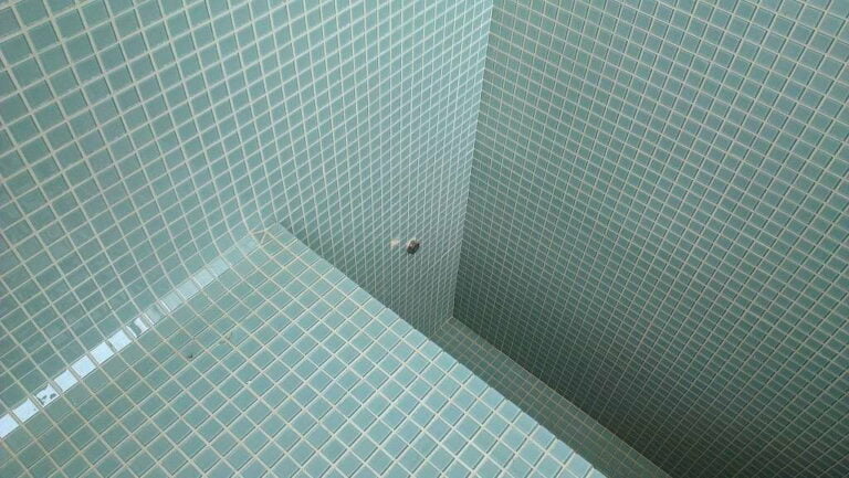 podhladinová inštalácia pod úrovňou dna bazéna