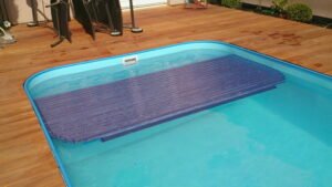 podhladinová inštalácia pri dne bazéna