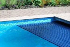 podhladinove navijanie umiestnene v bazene