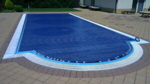 podhladinová inštalácia v stene bazéna